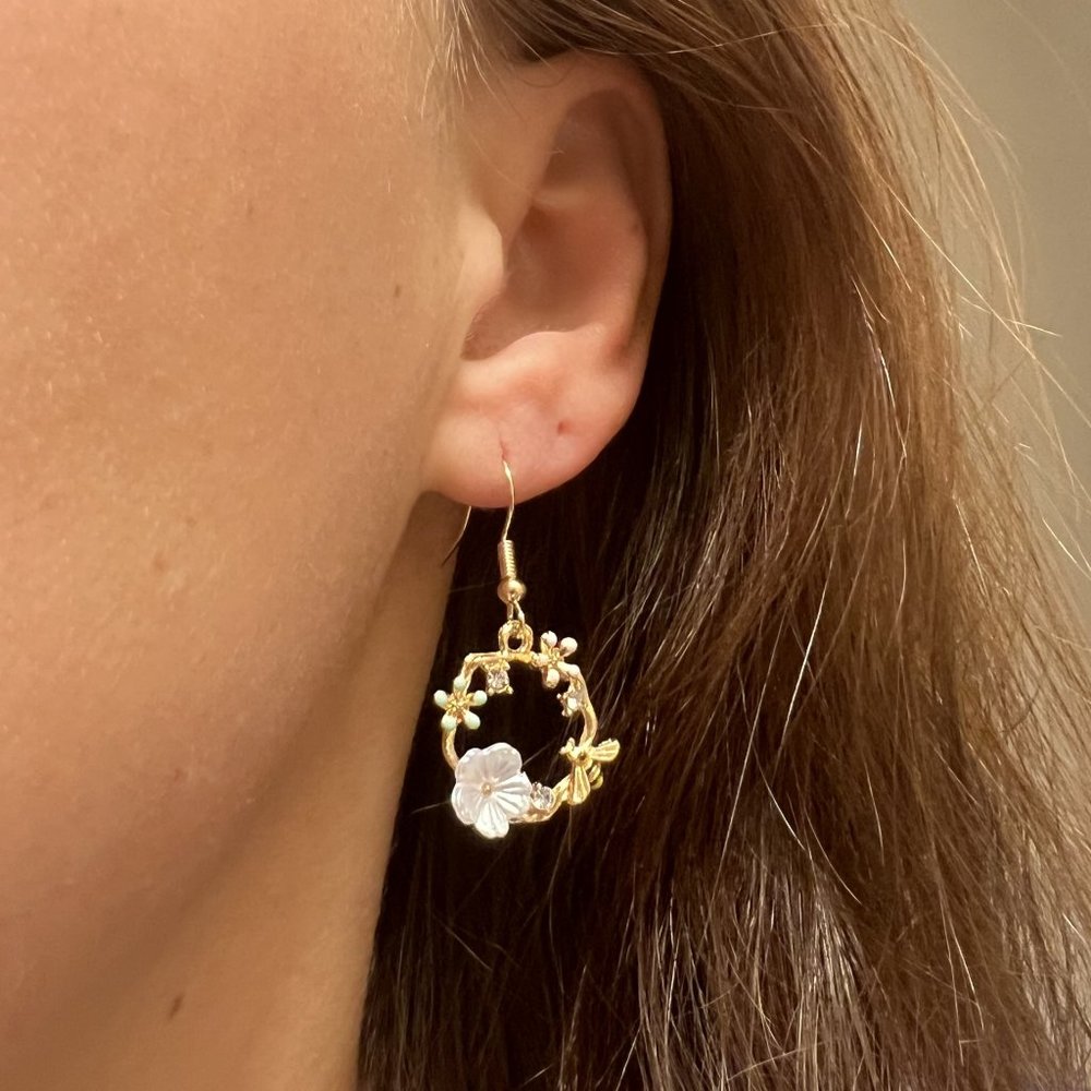 Honeybee Bee Floral Sparkly CZ Rhinestone Gold Circle Dangle Hook Earrings NEW - Picture 2 of 4
